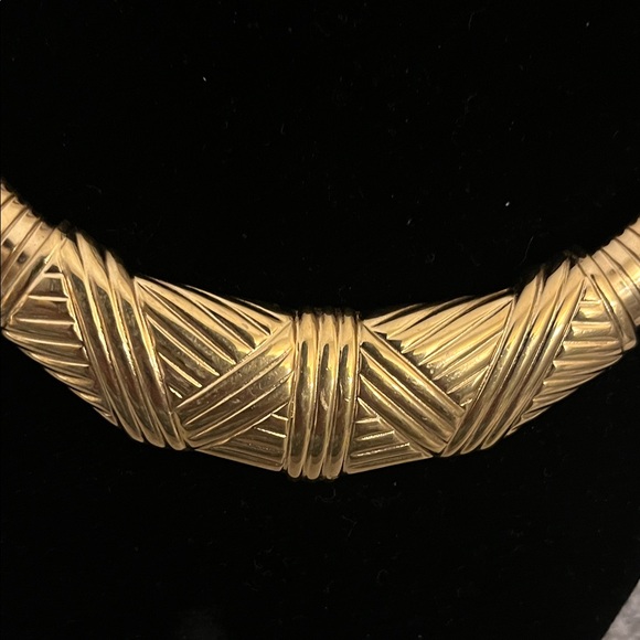 Vintage Avon Gold Tone Flexible Omega Choker Necklace - Picture 2 of 6
